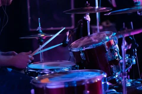 Man playing on drum set Foto stock
