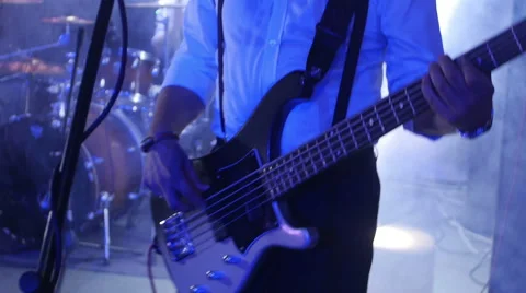 Man playing electric guitar at a rock concert 库存影片 59185941