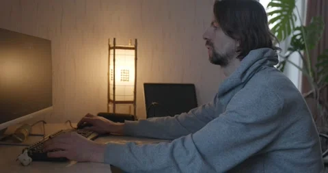 Man is Playing Games on Computer. 4K 10-bit Vidéo 321320323