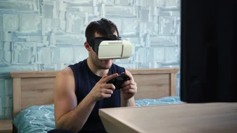 Man playing games through vr glasses Vídeo Stock 154958027
