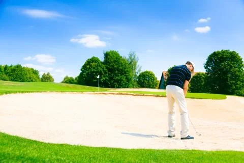 Man Playing Golf Фото