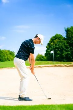 Man Playing Golf Stock-Fotos