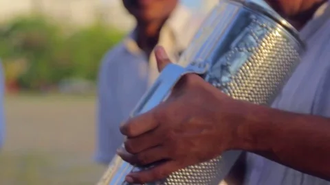 Man playing a guacharaca Vidéo 75167240