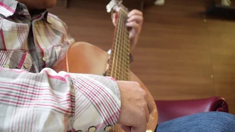 Man playing guitar close up Vídeos de archivo 72767164