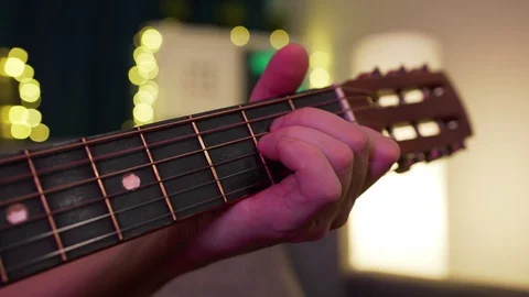 Man playing guitar close-up to hold the chord Vídeo Stock 129101446