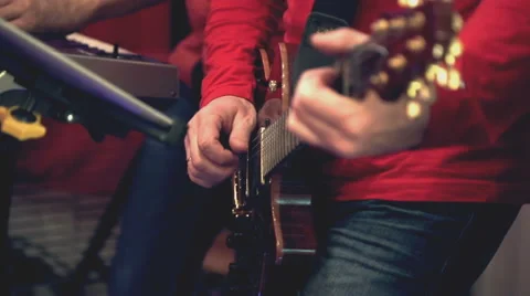 Man playing guitar Vídeo Stock 63229173