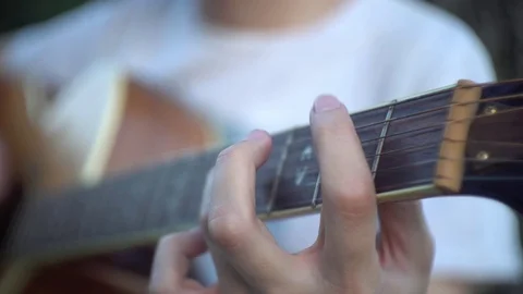 Man playing guitar 库存影片 75540780