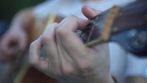 Man playing guitar 库存影片 75677749