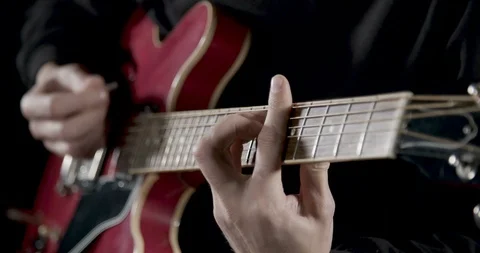 Man playing the guitar Vídeos de archivo 101662173
