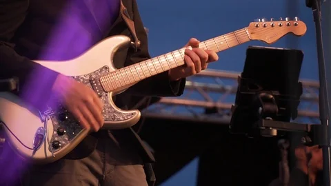 Man playing guitar hands close up 库存影片 113226111