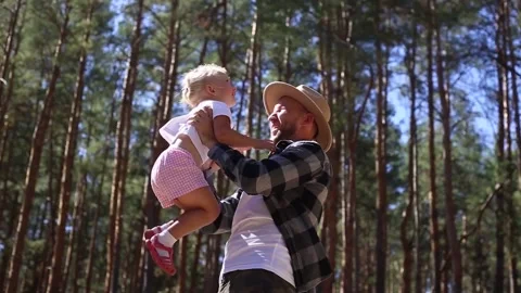 Man playing with his child while walking in the woods. 库存影片 149946567