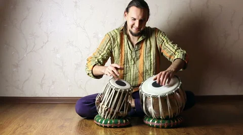 Man playing on Indian tabla drums 库存影片 59130515
