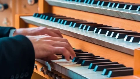 Man Playing On The Keyboard Of An Organ Vídeos de archivo 73673099
