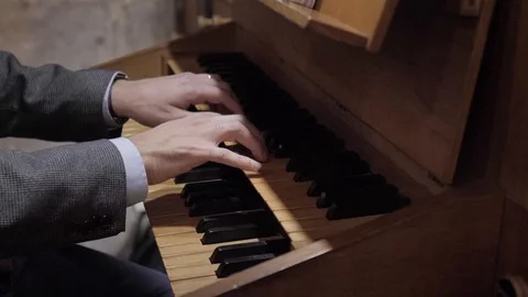 Man playing a Pipe Organ of the 18th Century. Vídeo Stock 120578723