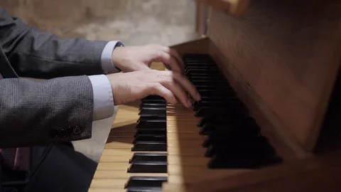 Man playing a Pipe Organ of the 18th Century. Vídeo Stock 120578769