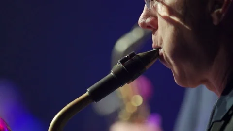 Man playing saxophone close-up 스톡 동영상 101159814