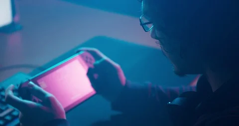 Man is playing on a switch Видео 104209060