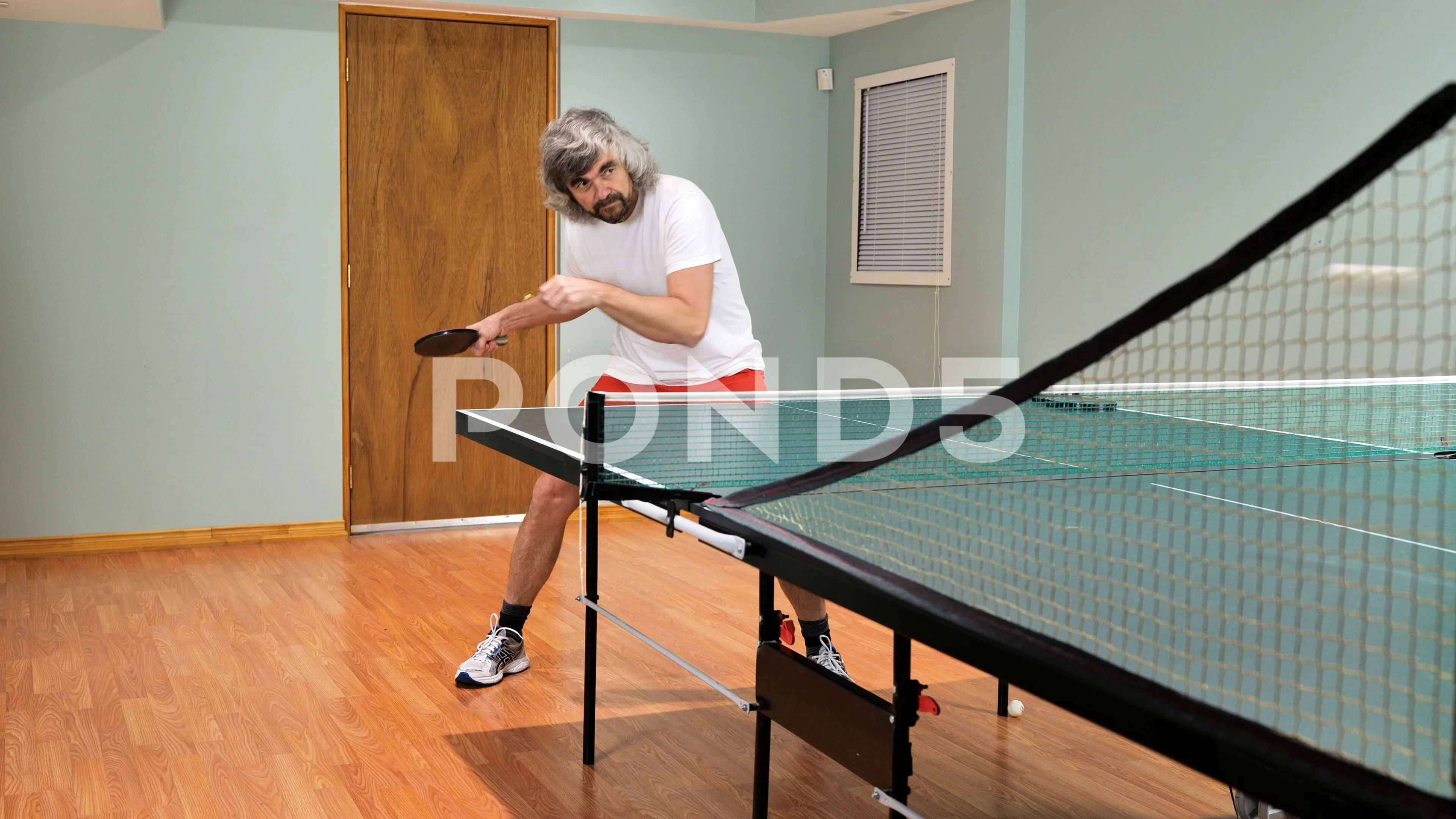 Man playing table tennis with robot auto, Stock Video