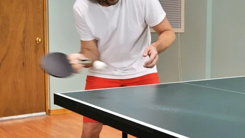 Man playing table tennis with robot automatic feed balls system Stock-Footage 128139526