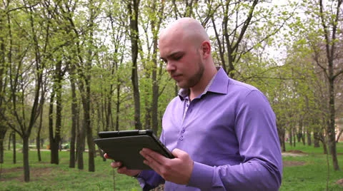 Man is playing in the tablet 库存影片 22984103