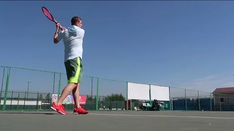 Man playing tennis under the open sky Vídeo Stock 89444396