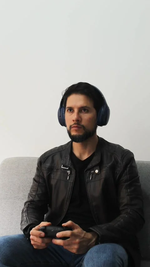 A man playing video games in concentrating attitude Vídeo Stock 340583551