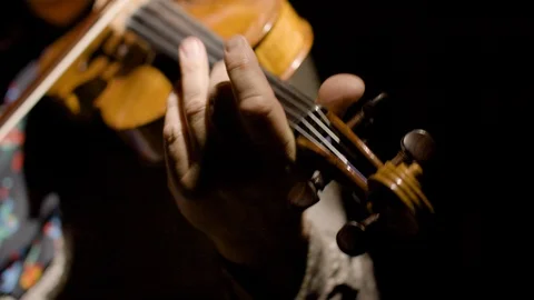 Man playing the viola in slow motion with black background Vídeos de archivo 108371375
