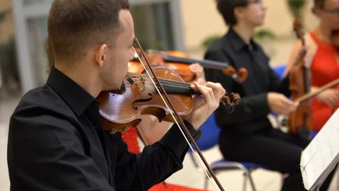 A man  playing the violin 動画素材 105348212