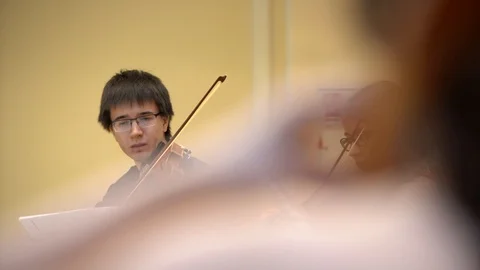 A man  playing the violin 스톡 동영상 105348307