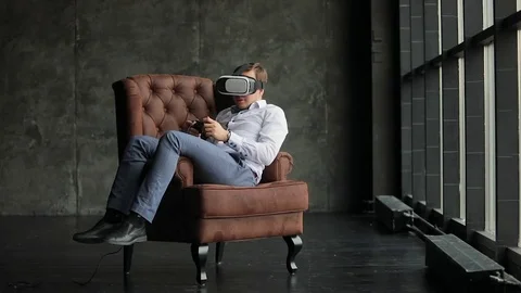 Man playing in Virtual Reality Glasses Vídeo Stock 74533049