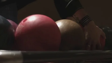 Man plays bowling 库存影片 83522741