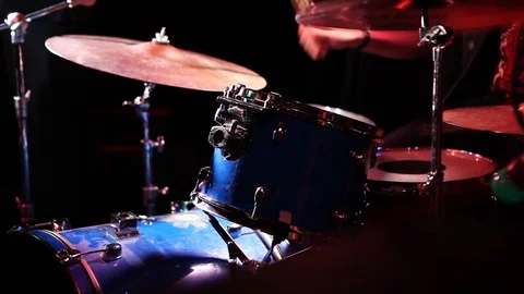 Man plays the drum set Stockbeeldmateriaal 100401795