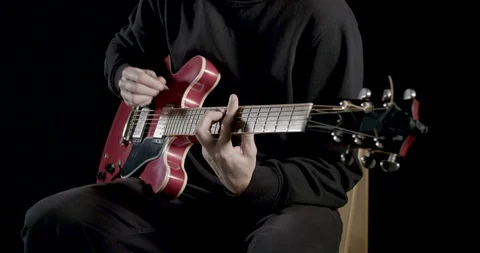 Man plays the electric guitar 库存影片 101661306