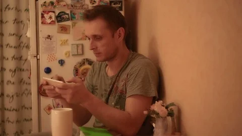 Man plays a game on the mobile 스톡 동영상 82186416