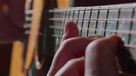 Man plays the guitar. macro Vídeo Stock 100081128