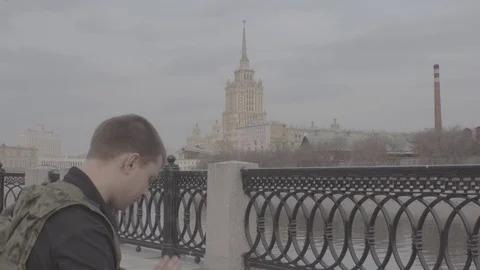 Man plays hapi drum on embankment in Moscow Video stock 89081756