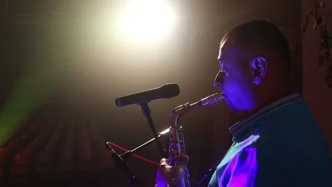 Man plays on a saxophone Stockbeeldmateriaal 140598363