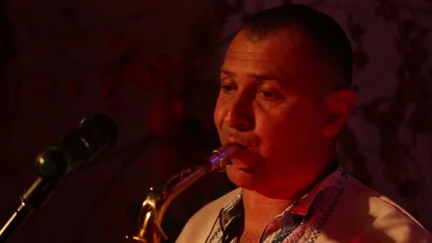 Man plays on a saxophone Stockbeeldmateriaal 140600447