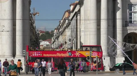 A man plays with soap bubbles near Famous arch at the Praca do Comercio Видео 67893309