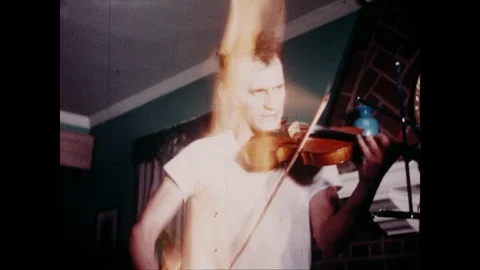 Man plays the violin while on fire, vintage 1950s Vídeos de archivo 125836715