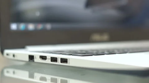 Man plug and unplug HDMI cable into laptop Stock Footage 47478382