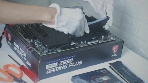 Man pluggin memory ram corsair on MSI Motherboard 스톡 동영상 156671779