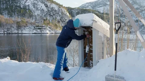 Man Plugs Charging Cable for EV Car into Type 1 Socket for Slow, Trickle Charge 스톡 동영상 300679659