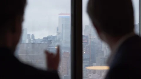 Man Pointing At NYC Skyline Vídeos de archivo 117845618
