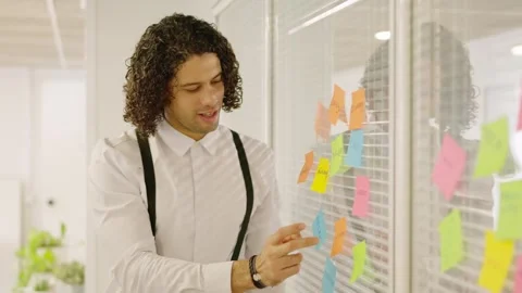 Man pointing a post-it presenting ideas in a meeting Stock Footage 260120078