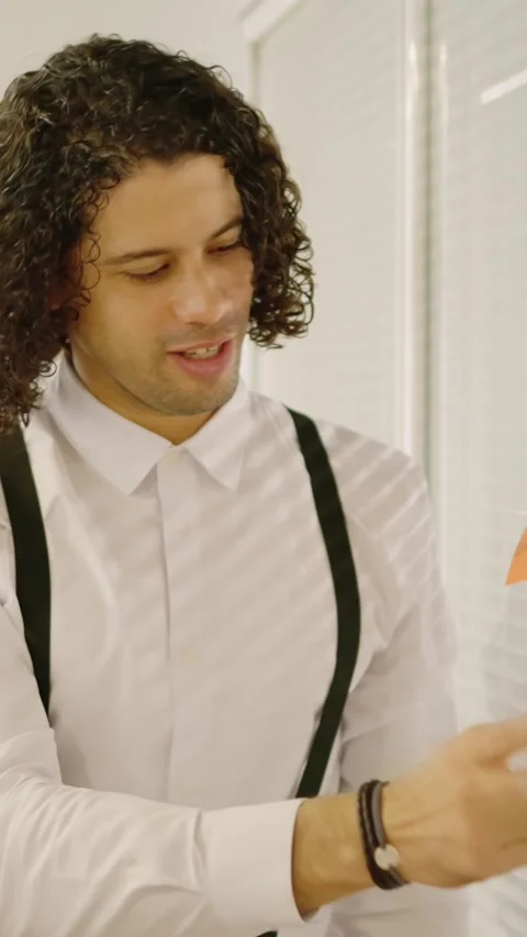 Man pointing a post-it presenting ideas in a meeting Stock Footage 262218704