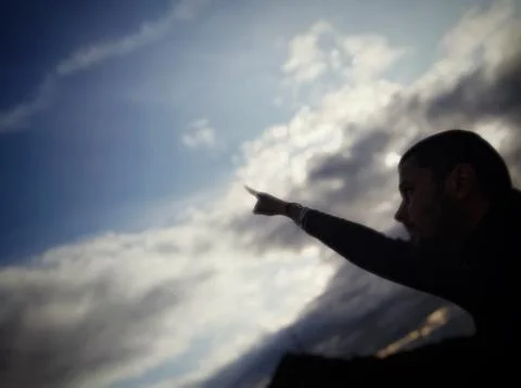 Man Pointing Toward the Sky Stock-Fotos