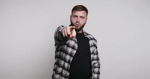 Man points at the camera with an assertive expression during a portrait ses.. Vídeo Stock 326798080