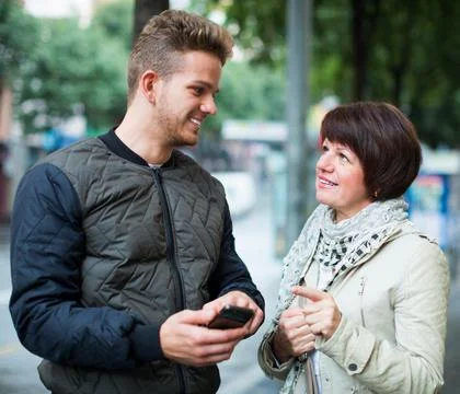 Man points the direction with smartphone Stock-Fotos