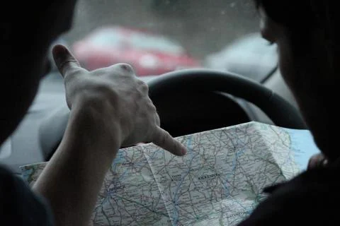 Man Points at map Foto stock